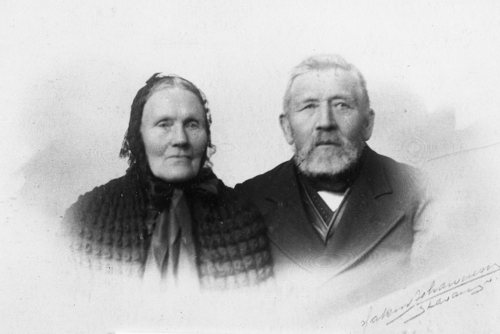 Berta Olsdtr. Lende (1842 - 1933) og Sven Ingebretson Mossige (1843 - 1937). Bonde på Mossige.