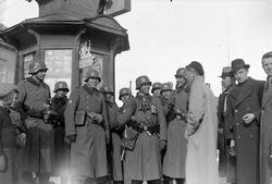 Tyske soldater holder vakt ved kiosken ved Elgeseter bro