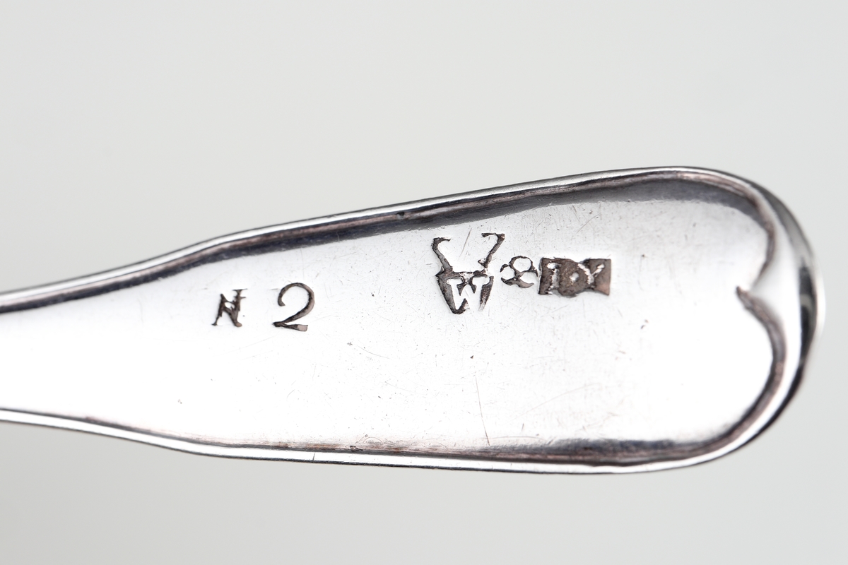 Teskedar i silver, tre st.
Svensk trubbig modell. Ägarinitialer: "AED" på skaftens undersida.
Stämplar på skaftens framsida.

Inskrivet i huvudbok 1943.