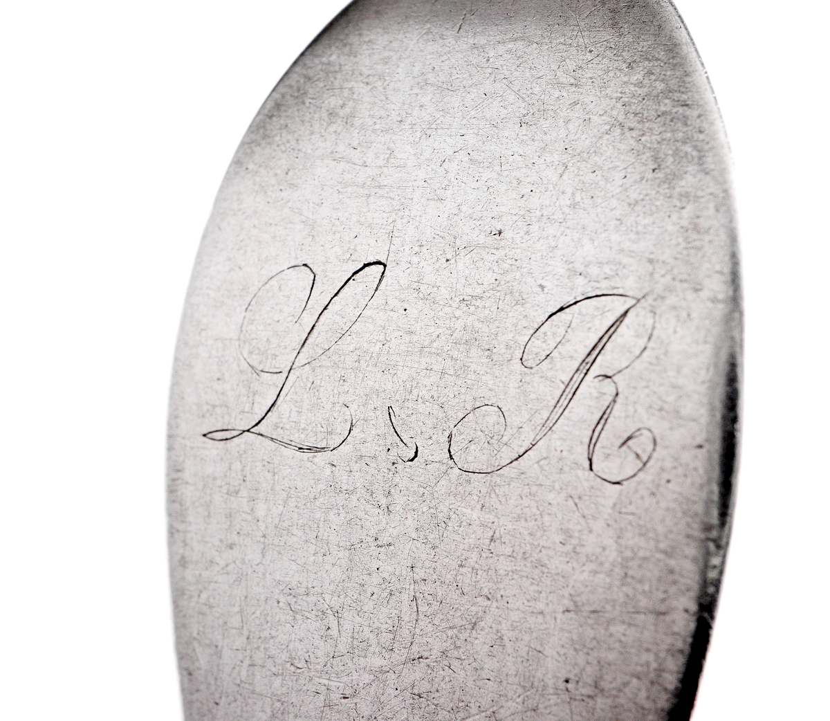 Skedar i silver.
Tre st. av slät modell, med profilerad ås på framsidan. Ägarinitialer: "L.R." på skaftens baksida. 
Stämplar på skaftens ovansida.

Inkrivet i huvudbok 1962.
