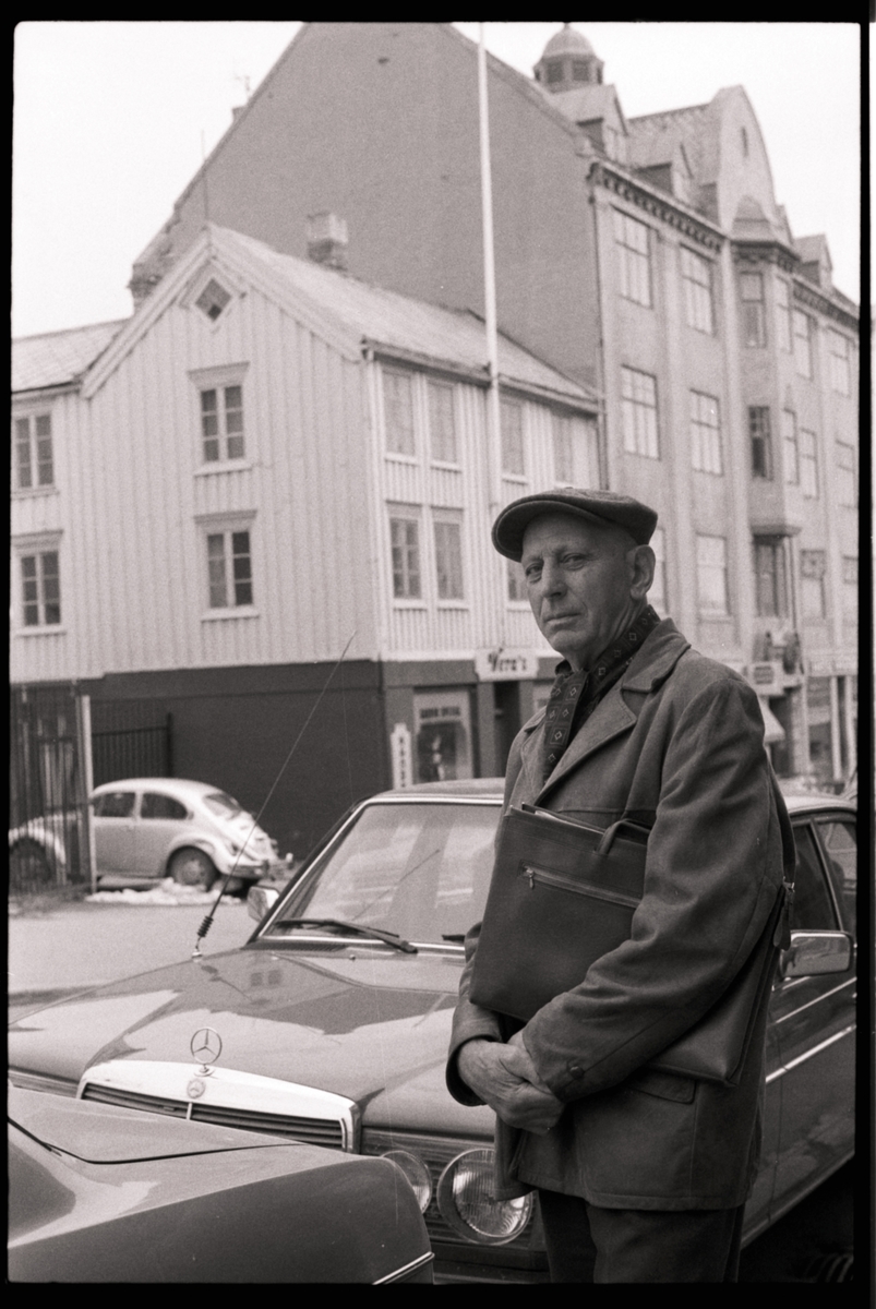Haakon Rønning fotografert på fortauet, med "Rønninggården" i bakgrunnen.
