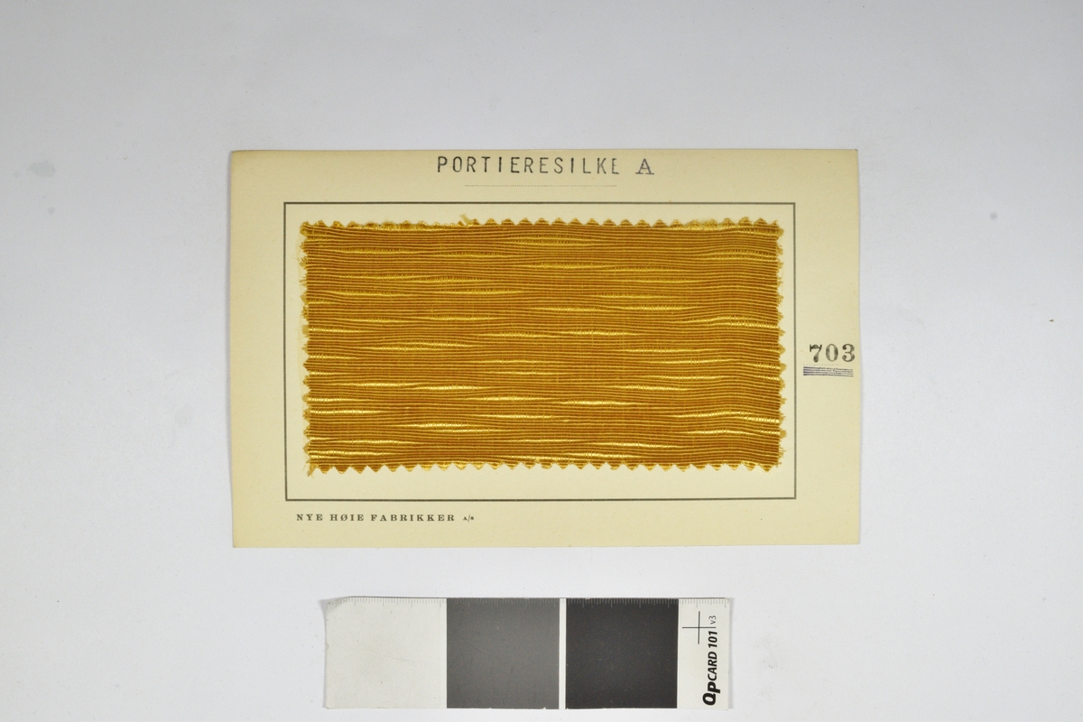 To stk. prøvekort bestående av tekstilprøve limt til et papirkort. Samme navn og nummer, men ulik fargenyanse.