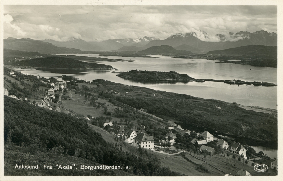 Oversiktsbilde av Volsdalen og Ysteneset med Volsdalsberga, sett mot sør-øst.