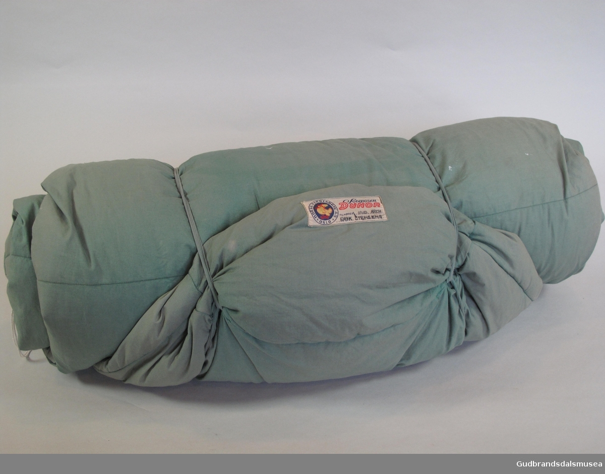 Dunsovepose med hette. Glidlås i to tredjedeler av soveposens lengde.