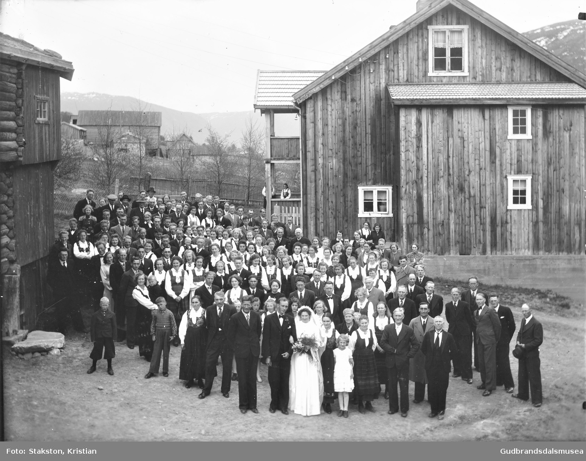 Bryllaupet til Maria Hosar (f. Bjørgen 1922) og Lars Hosar (f. 1915) i 1944