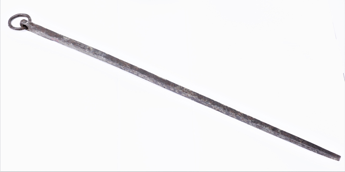 En mal for andre alenmål. Målet hang på Hoff kirkes vestre dør til 1894 og er nevnt av L D Kluwer i 1823 i et håndskrift i Bergens Museum. Øverst på stanga er en avsats, og fra denne og til enden er det virkelige målet som er 62,7 cm. langt. Målet er delt i 4 kvarter, men det midterste merke har kommet for langt ned. Like ved avsatsen er et merke som forestiller en krone. Målt fra krona er alenmålet 63,2 cm. langt og dette er også et mye brukt mål. Rektangulært tverrsnitt. Målet har øverst en smidd jernring, to tommer i diameter.