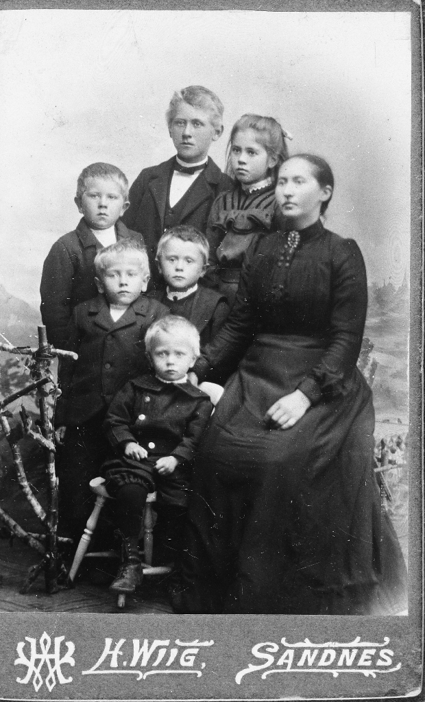 Kirsten Undheim f. Taksdal (1868 - 1928) med 6 barn.
Framme står Olav Undheim (1902 - 1984). Bakanfor 3 gutar som døydde som barn. Bakerst  står Tollef og Anna og Kirsten til høgre.