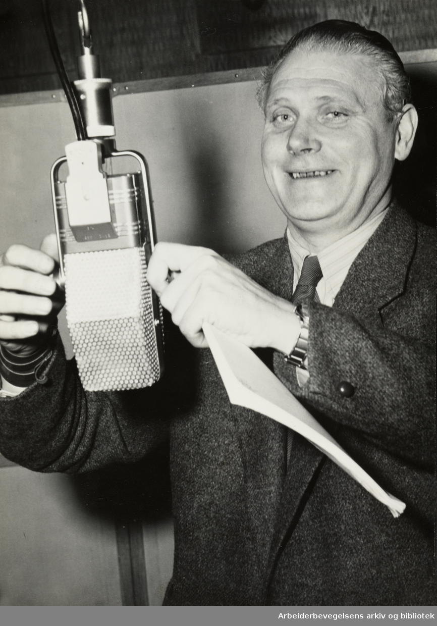 Marienlyst. Kringkastingshuset. Erling Hille setter mikrofonen i stilling til neste lydopptak i hørespillstudio. Februar 1956