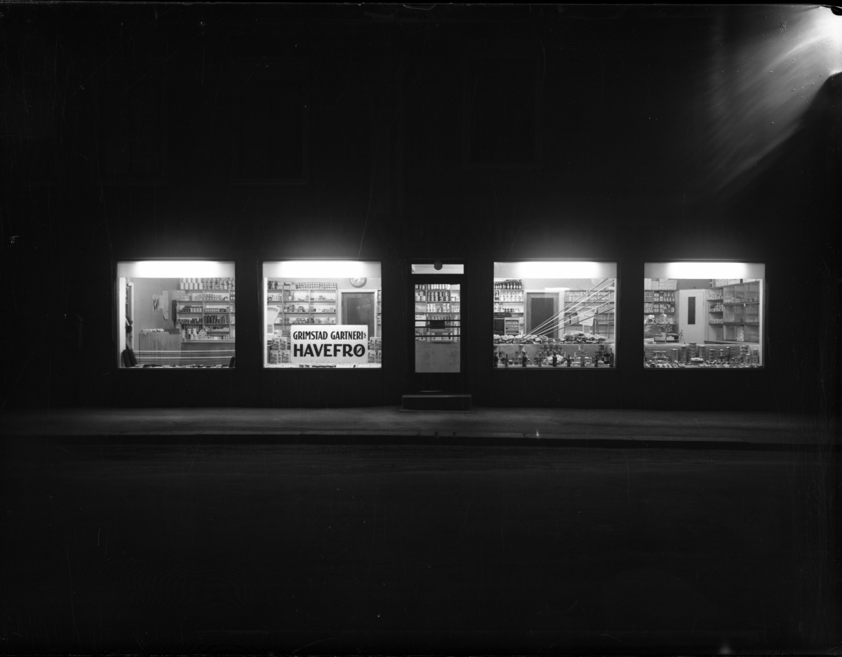En butikk fotografert på kvelden