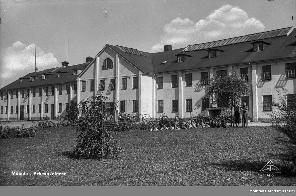 Yrkesskolorna vid Berzeliigatan, nuvarande namn Terrakottagatan i Bosgården, Mölndal, 1930-1950-tal.