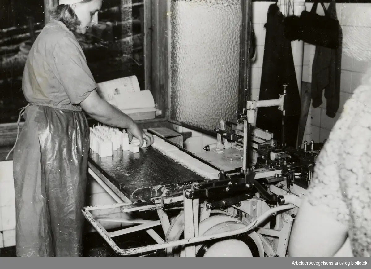 Kristiania Melkeforsynings (Fellesmeieriet/Tine) produksjonsanlegg i Schweigaards gate 34. Iskremproduksjon. Juli 1946