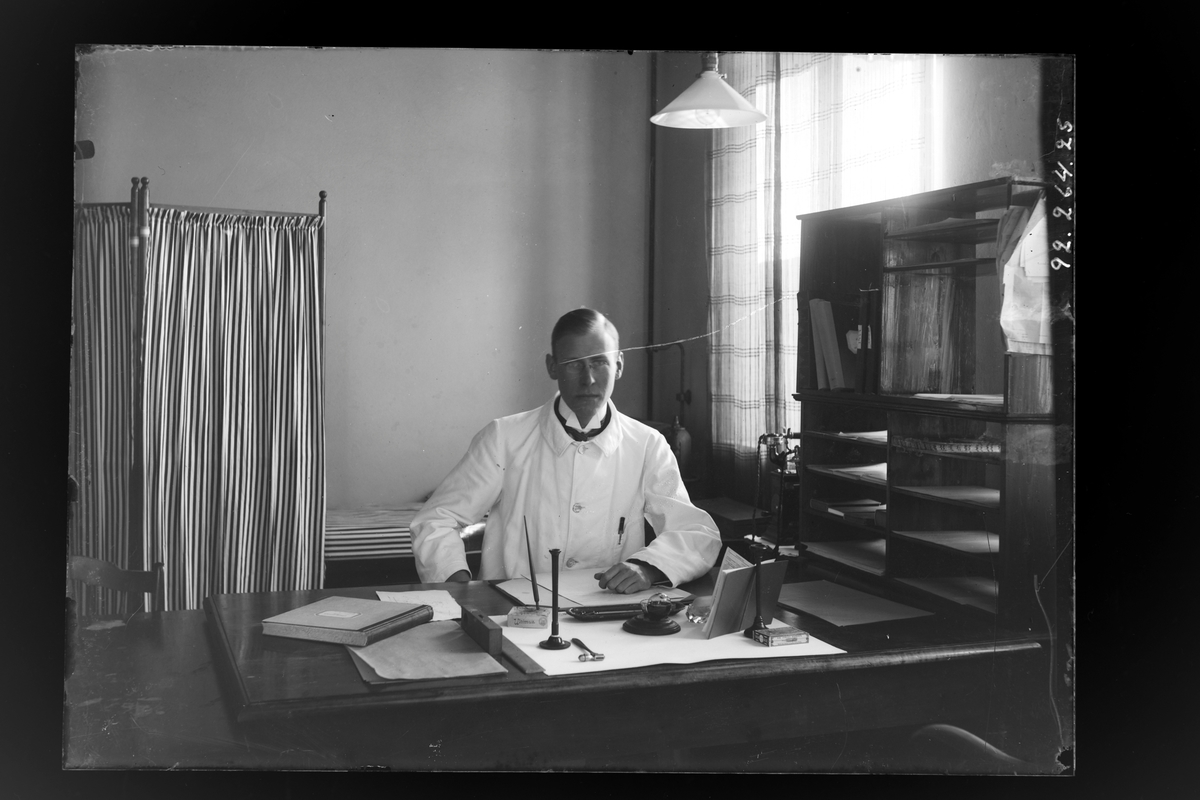 Hålhults sanatorium, interiör, underläkare E Törnell 1/7 1918 - 7/10 1921 sitter vid ett skrivbord