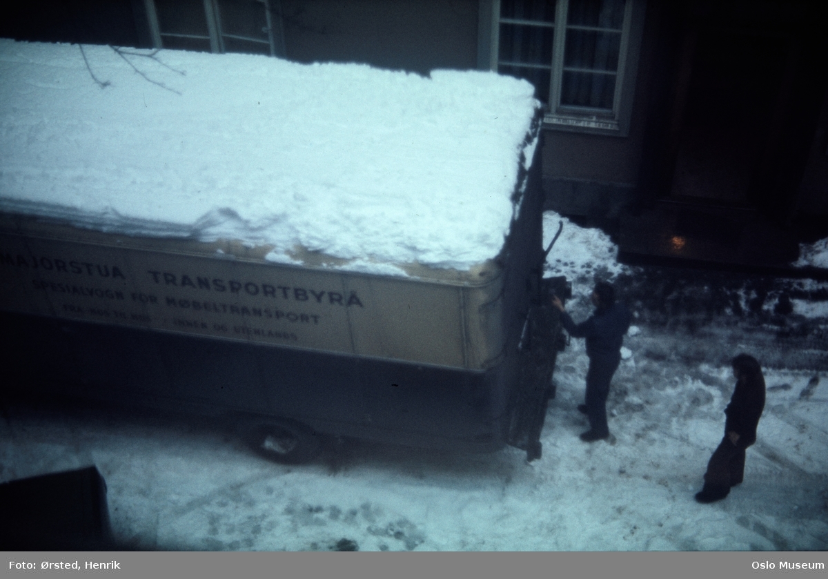 utsikt, flyttebil fra Majorstua Transportbyrå, menn, bygård, snø
