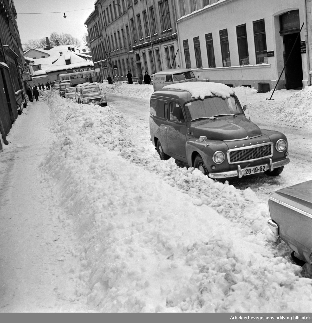 Mye snø i Oslo sentrums gater. Osterhaus gate. Desember 1967.
