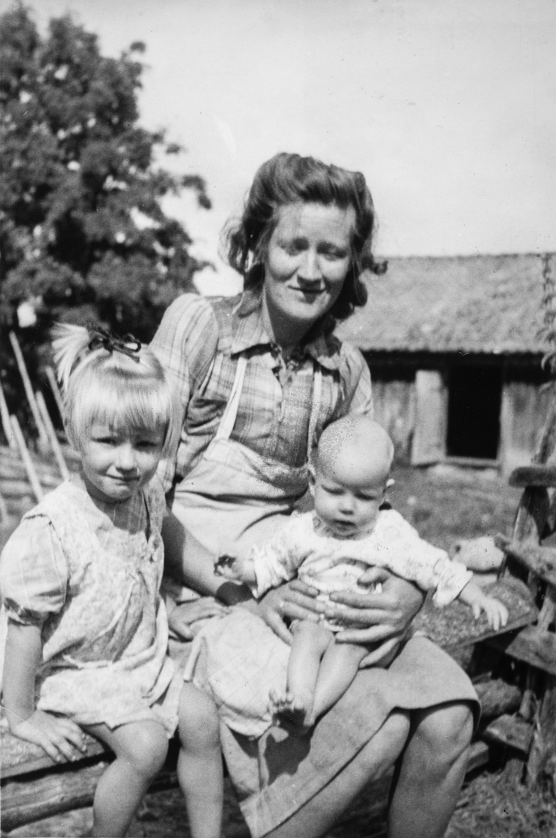 Marie, Turid og Reidun Nordstad på Klukksetra ca 1950.