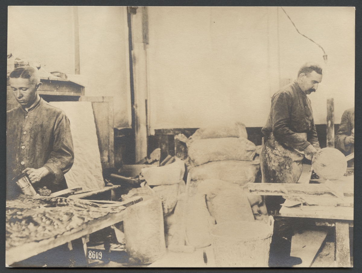 Bilden visar franska krigsfångar vid arbete.