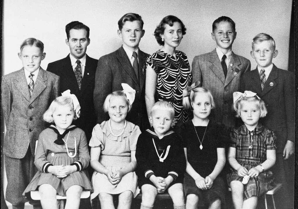 Søskenbarn av Ree-slekta.
Bak f. v. Arne Fotland (1940 - ), Tolleiv Ree ( - ), Terje Ree (1937 - ), Ruth Øgård Sandve ( - ), Petter Magnor Time (1938 - ), Ola Mossige (1939 - ).
Biletet er frå ca 1951.
Framme f. V. Tordis Ree Nesås, Eli Fotland Høyland (1942 - ), Trond Mossige (1945 - ), Liv Øgård Anda, Tove Ree Høytomt.