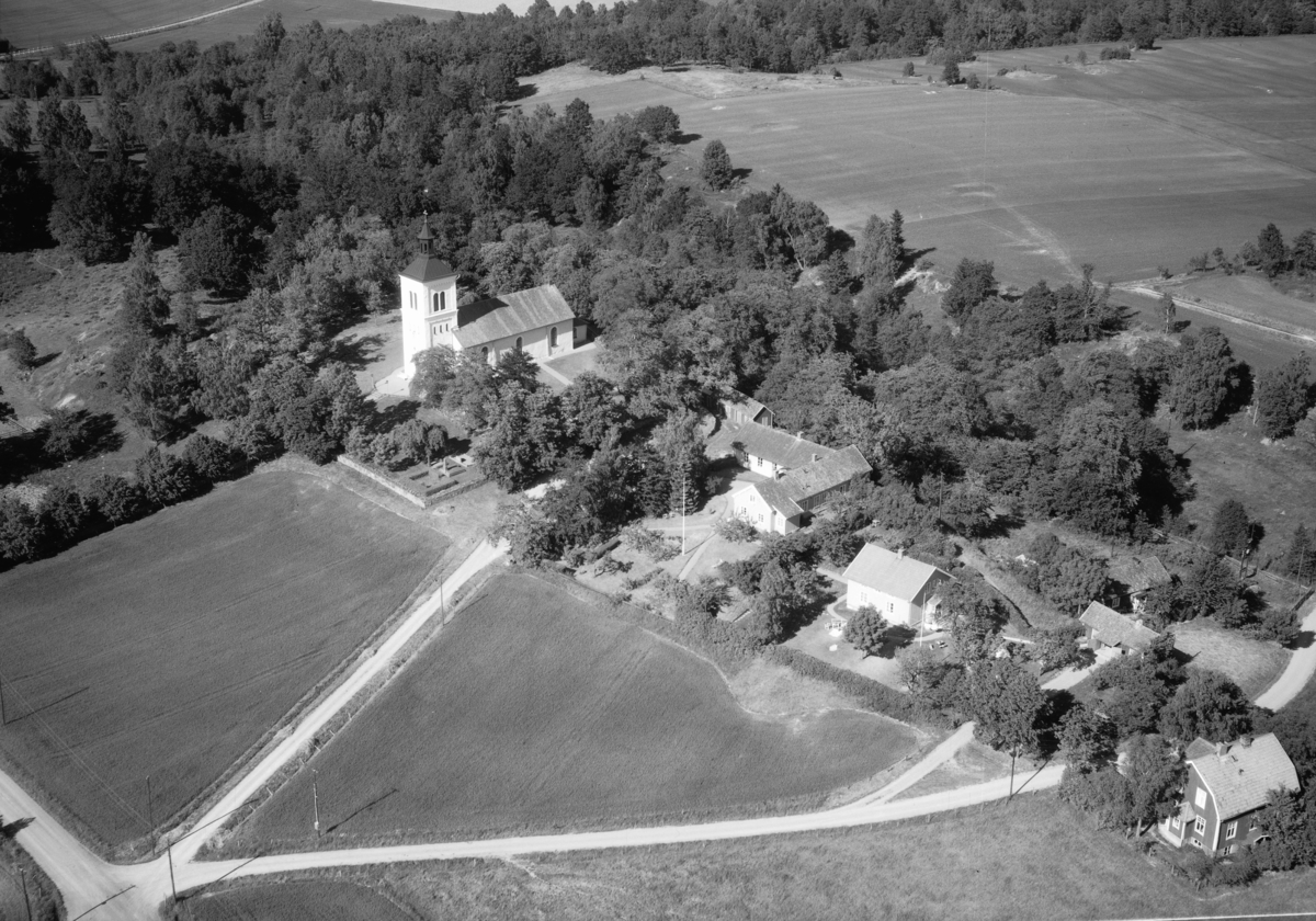 Flygfoto över Järstorps kyrka i Jönköpings kommun. Nr: 267/1959
