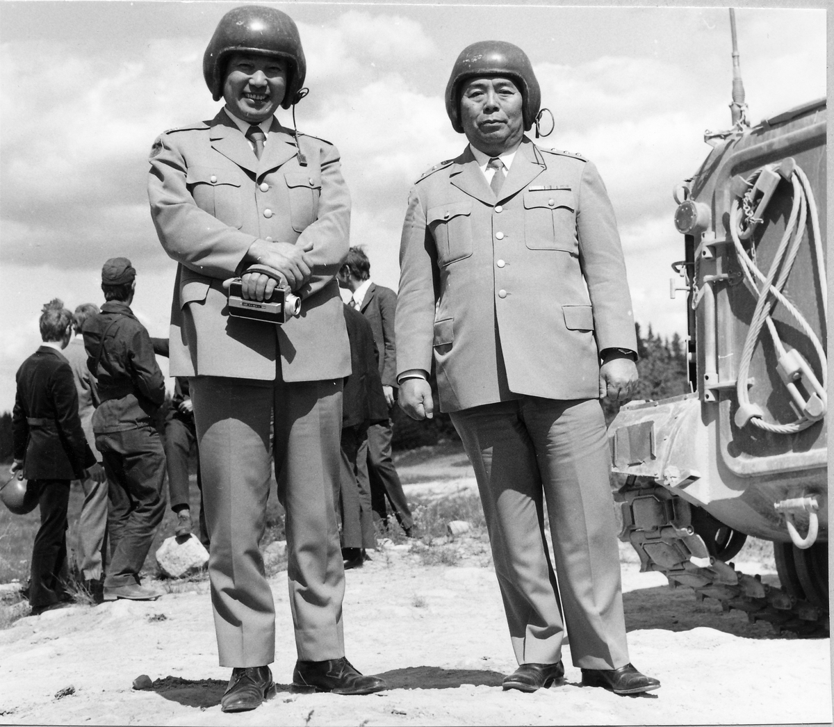 Japanskt studiebesök den 15 juni 1971.
Mj Takamoto och generallöjtnant Ohkawara från Japanese Defence Agency förbereder sig för att åka pansarbandvagn.