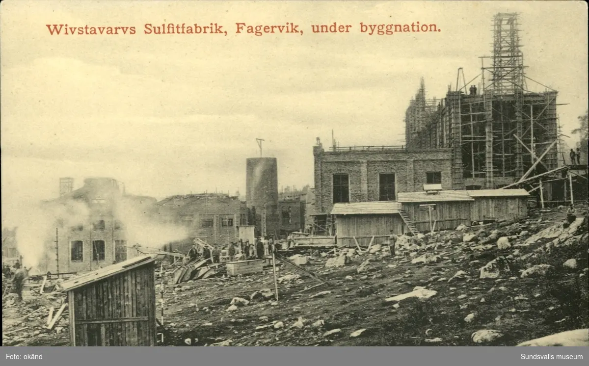 Vykort med motiv över Vivstavarvs Sulfitfabrik i Fagervik under uppbyggnad.