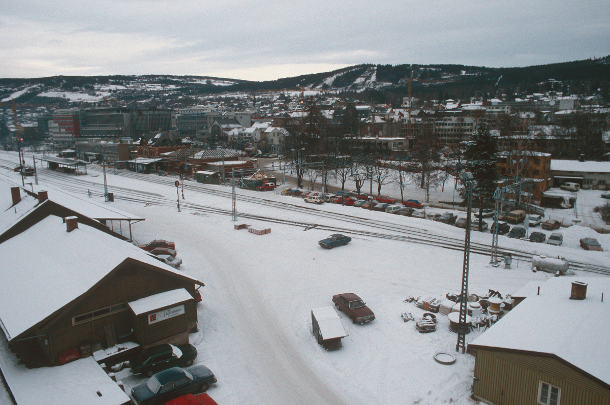 Lillehammer.  Jernbaneområdet før utbygging.  Bygningen i forgrunnen til venstre, godshuset, skal rives.  Lillehammer jerbanestasjon litt til venstre i bakgrunnen.  Utsikt mot nord fra kran over Mesnadalsvegen.
