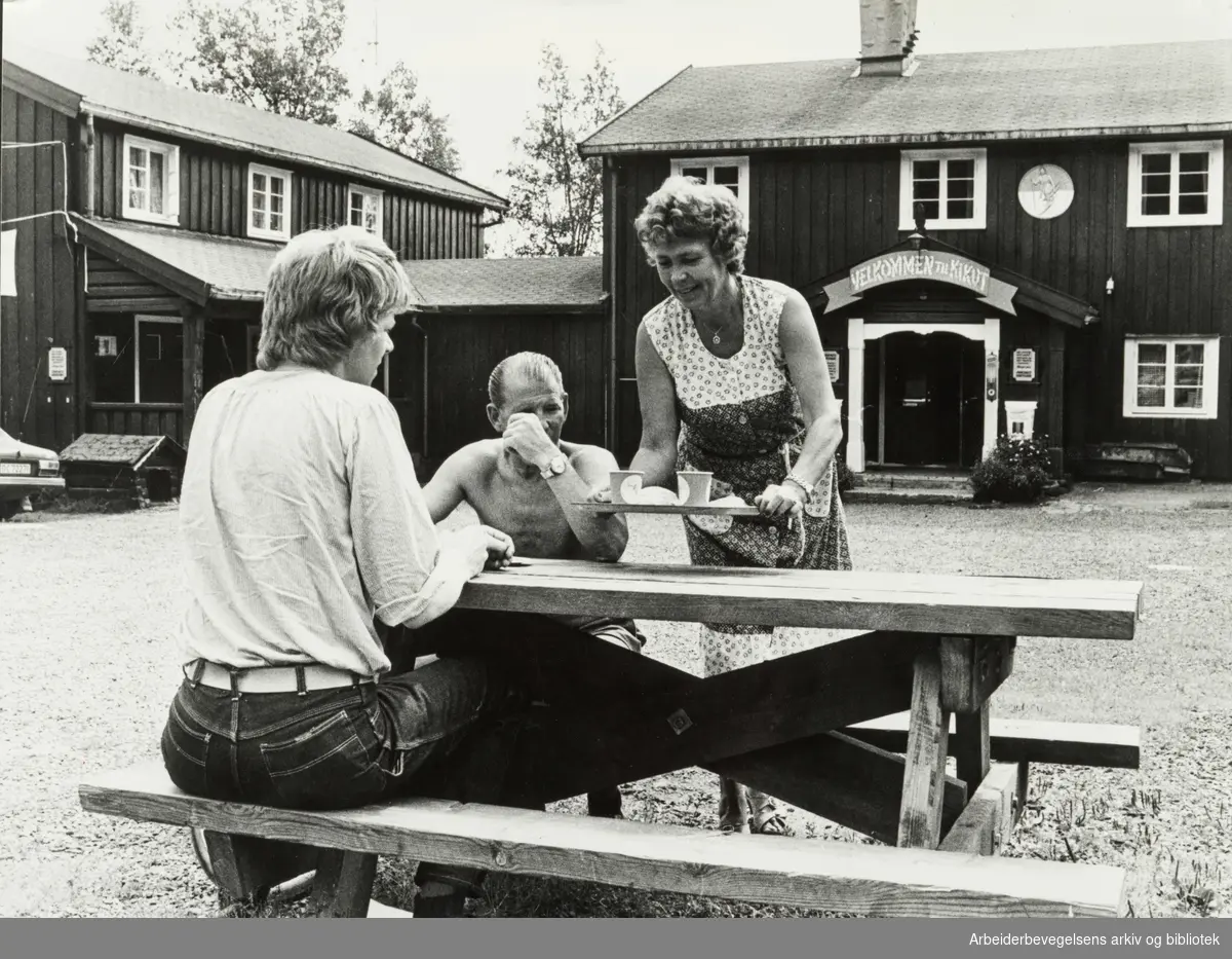 Nordmarka: Kikut. Inga serverer kaffe og boller. August 1980