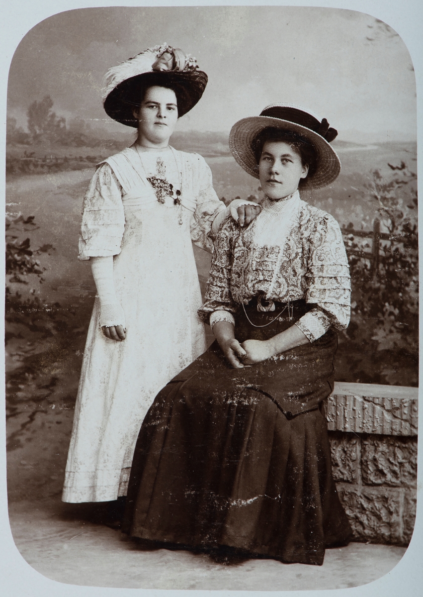 F.v Ellen Borghild Gustavsen g. Engen 1889-1942. og moren Mathea Martinusdatter 1864-1924. Familien bodde i Granli under Lundgård lille.