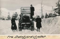 Den første snøpløgjing med bilar og traktorar i Møre og Roms