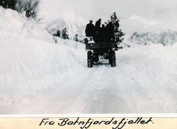 Den første snøpløgjing med bilar og traktorar i Møre og Roms