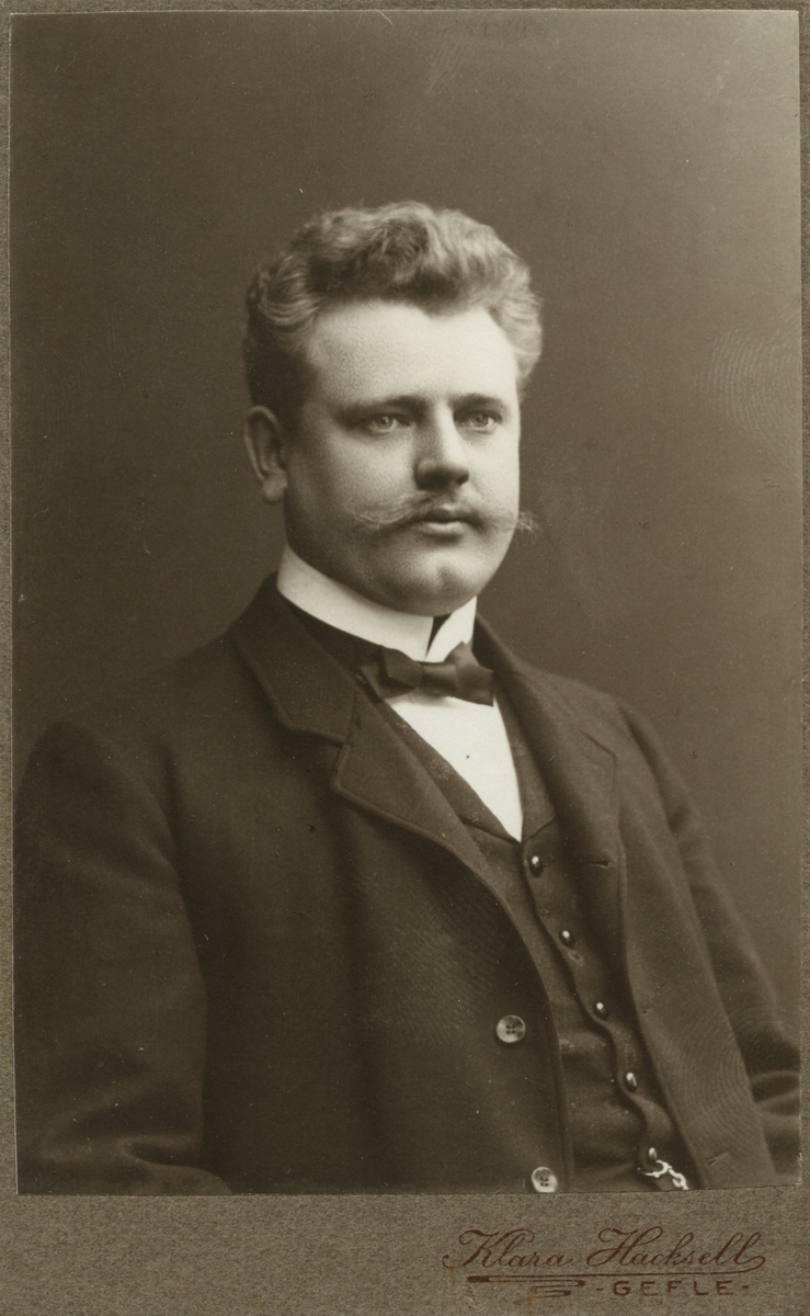 Pappershandlare J. W. Krokström.