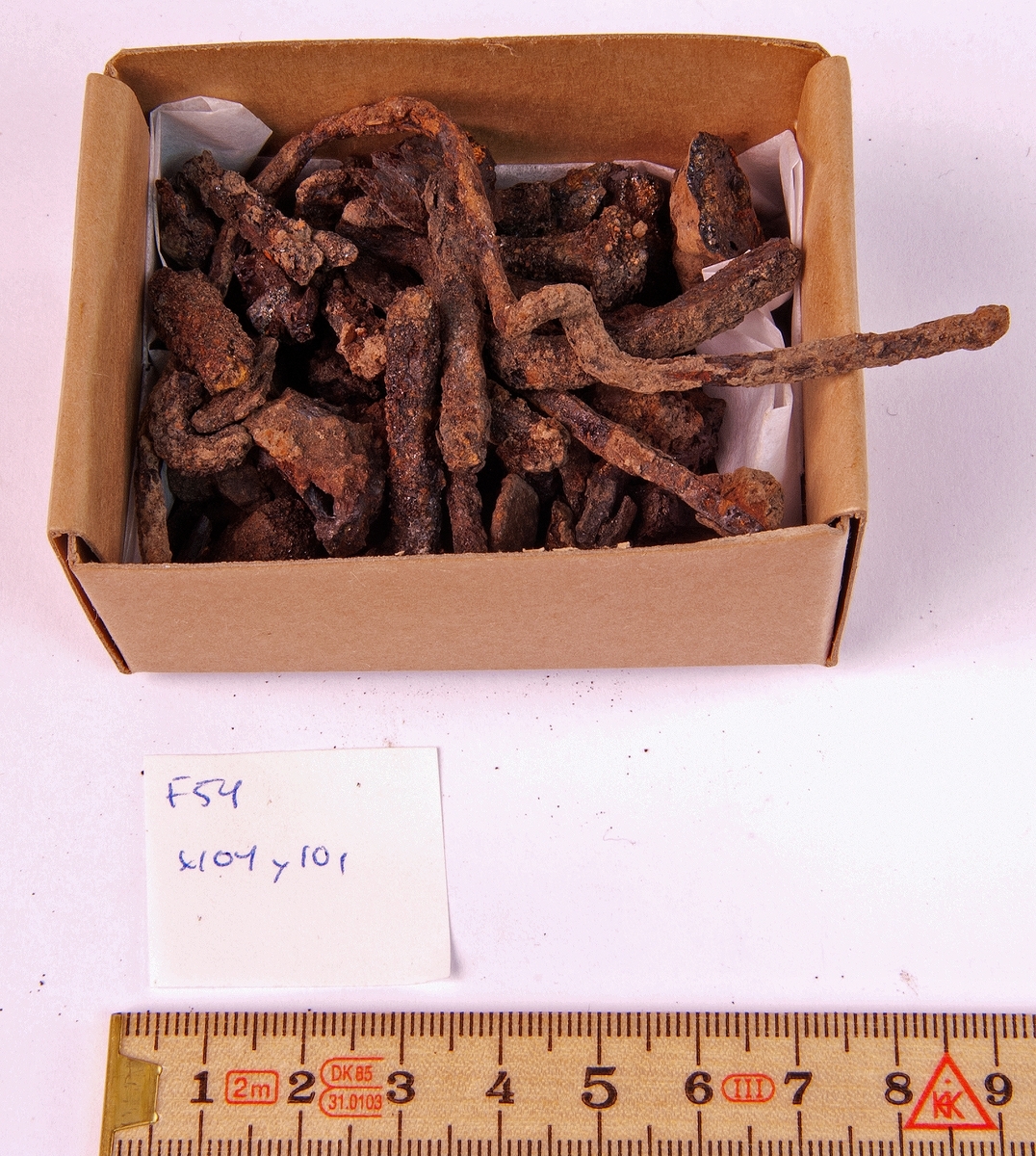 Fynd från arkeologisk undersökning 1993 i Österfärnebo, Berg 1:3
Gravhög.

Fynden består bl.a. av ett svärd, böjt, en spjutspets, ett bronsspänne, brända ben, keramik, slagg och järnfragment.