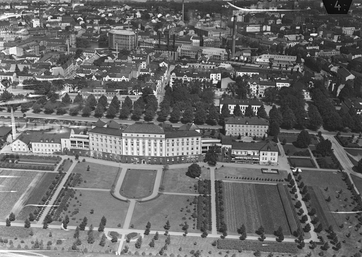 Flygfoto över Norrköping. I förgrunden ses Centrallasarettets sjukhusområde.