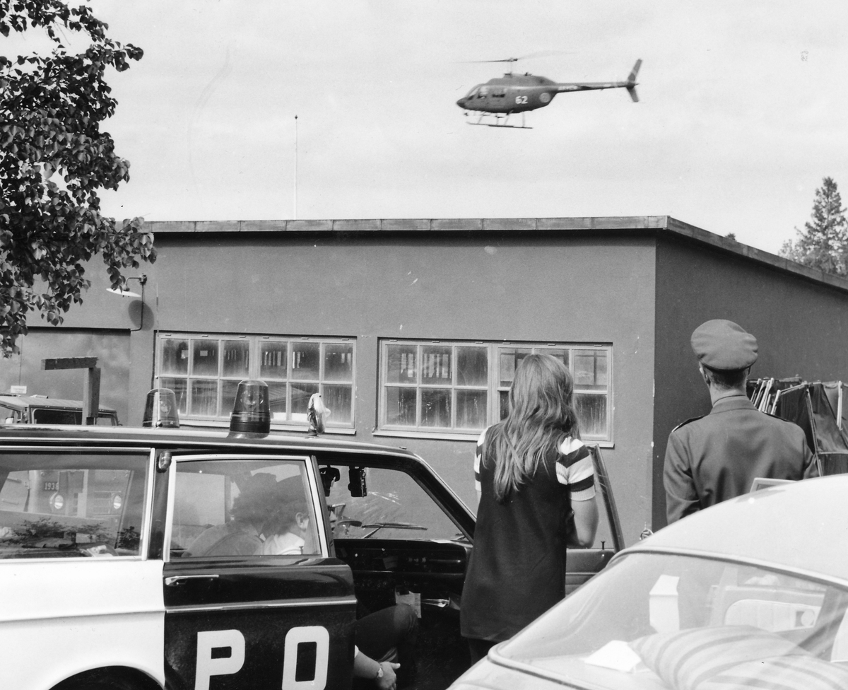 Förevisning avseende exempel på ingripande vid incident, den 19 augusti 1971.
Pressofficer kapten Ryno Schang och Ulla Ramström, betraktar den helikopter som deltog i övningen.