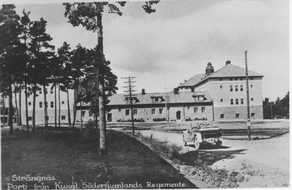 Kasernbygget i Strängnäs 1916-1923

Vykort från tidigt 20-tal. Vi ser 1. bataljons kaserner (by 4 och 5) samt den mellanliggande underofficersbostaden by 12 (fyra lägenheter).