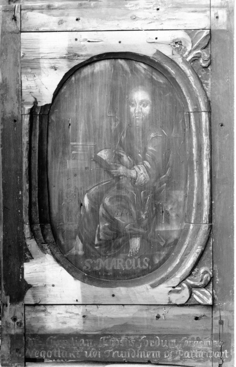 Prekestolfelt fra gammelkjerka på Røros med malt framstilling av "S. Marcus". Innskrift: " .... Christian Frostis udi Trundhiem ..... Participant"