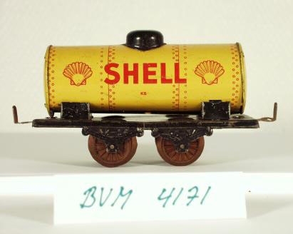 Modell av tankvagn, gul med Shell-märkning i rött.
Spårvidd 0