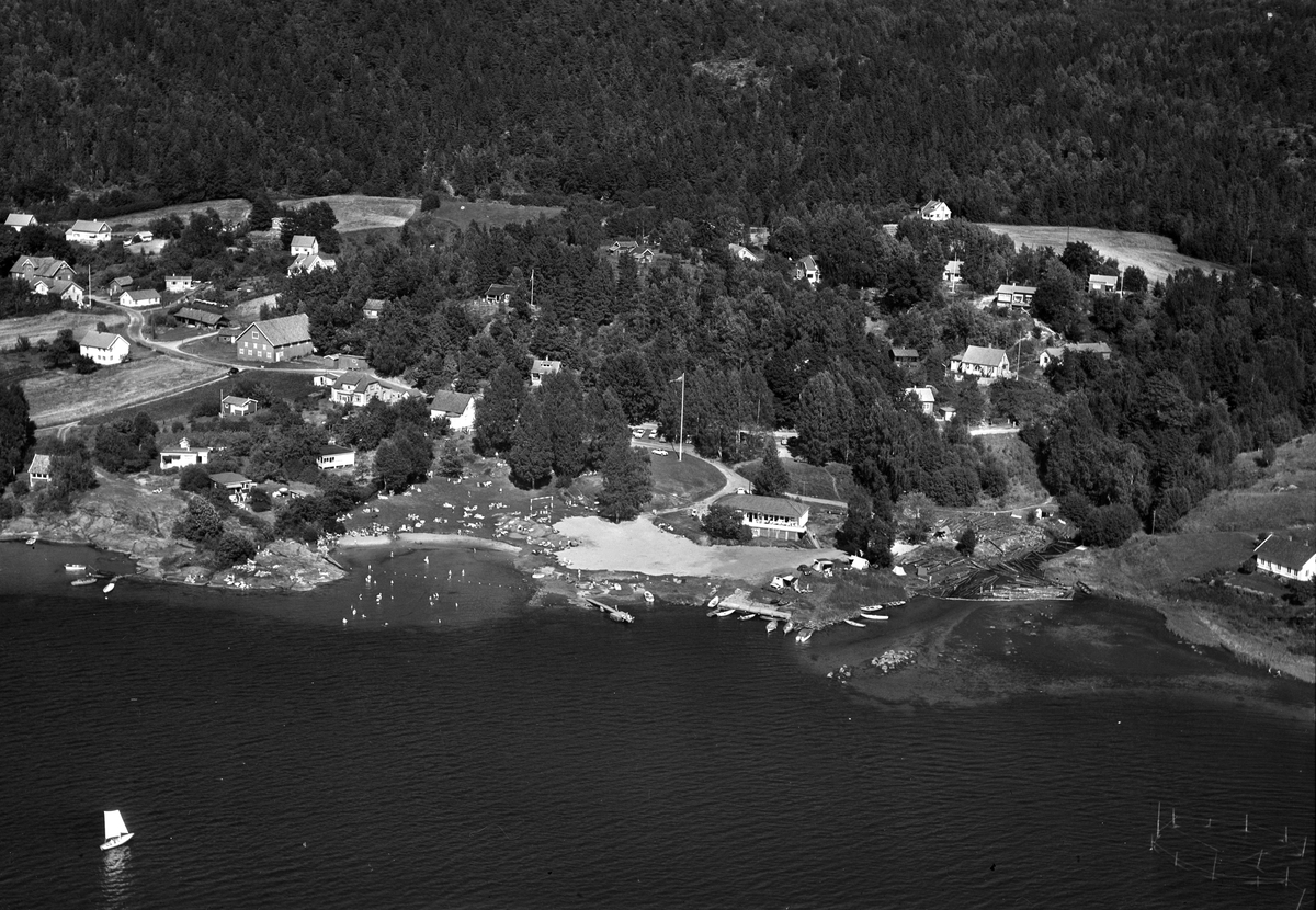 Flyfotoarkiv fra Fjellanger Widerøe AS, fra Porsgrunn Kommune. Røra badeplass. Fotografert av Edmond Jaquet 27.07.1963.