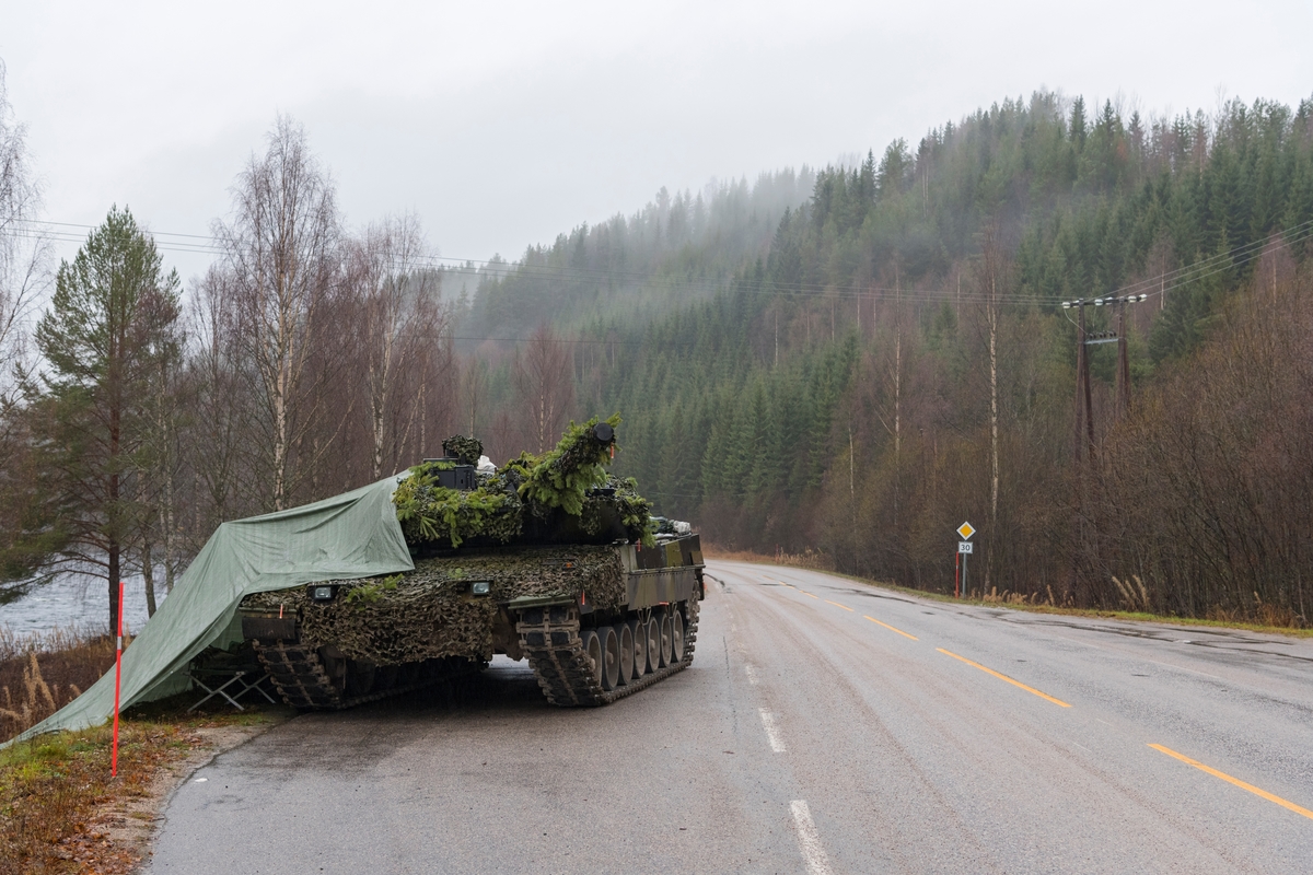 Fra Nato-øvelsen Trident Juncture, hvor soldater fra Nato-alliansen øvde sammen på å forsvare Norge. En kamuflert stridsvogn sto parkert på en parkeringsplass langs fylkesvei 30 ved Åkrestrømmen i Rendalen, Hedmark.
