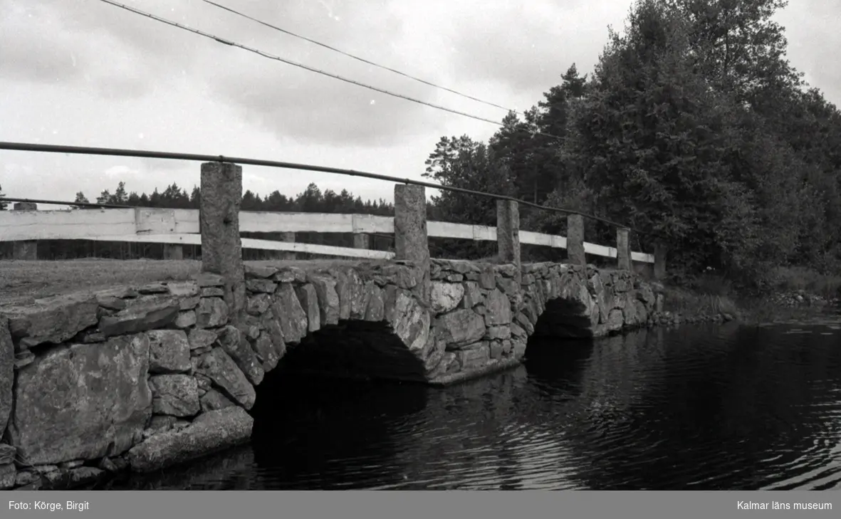 Bro över Vapenbäcksån vid Orranässjön, Sjöabro intill vägen Lenhovda-Orrefors-Nybro i Nybro kommun. Foto, intill riksväg 31. Nedströms från sydost.