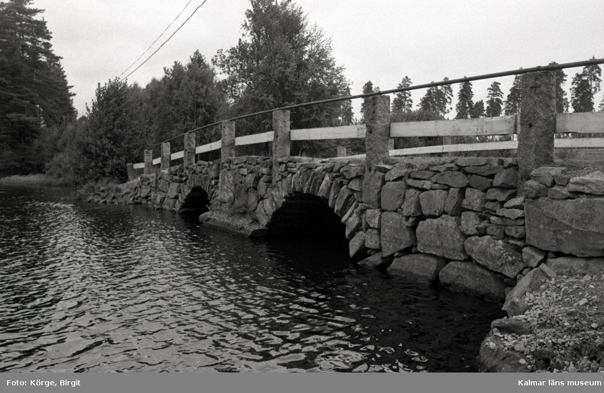 Bro över Vapenbäcksån vid Orranässjön, Sjöabro intill vägen Lenhovda-Orrefors-Nybro i Nybro kommun. Foto, intill riksväg 31. Uppströms från sydväst.