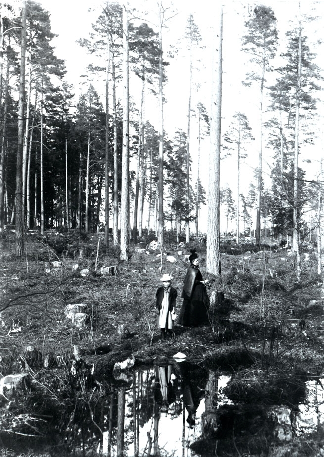 Fru Anna Svartz och Nanna, i skogen på Viksäng, Västerås.