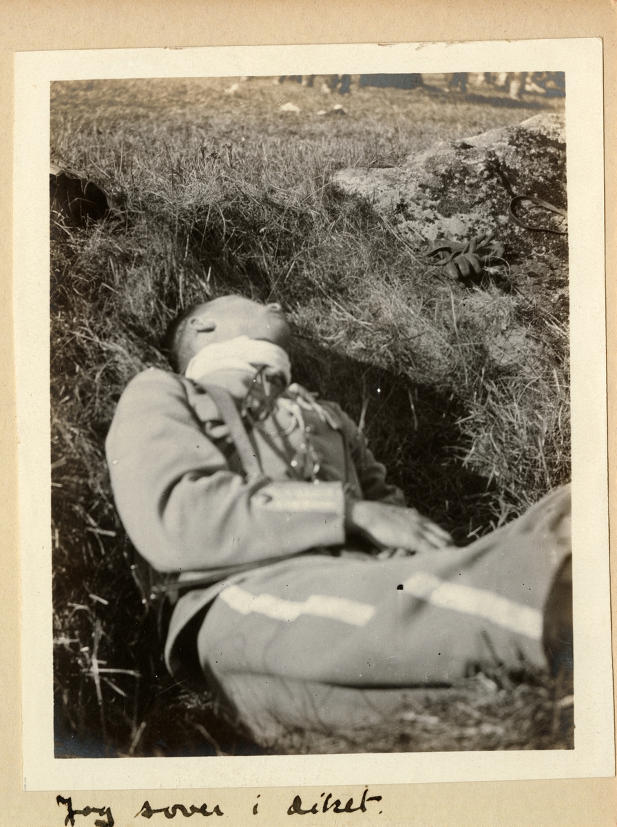 Carl Bernadotte af Wisborg sover i ett dike under Enköpingsmanövern 1914.