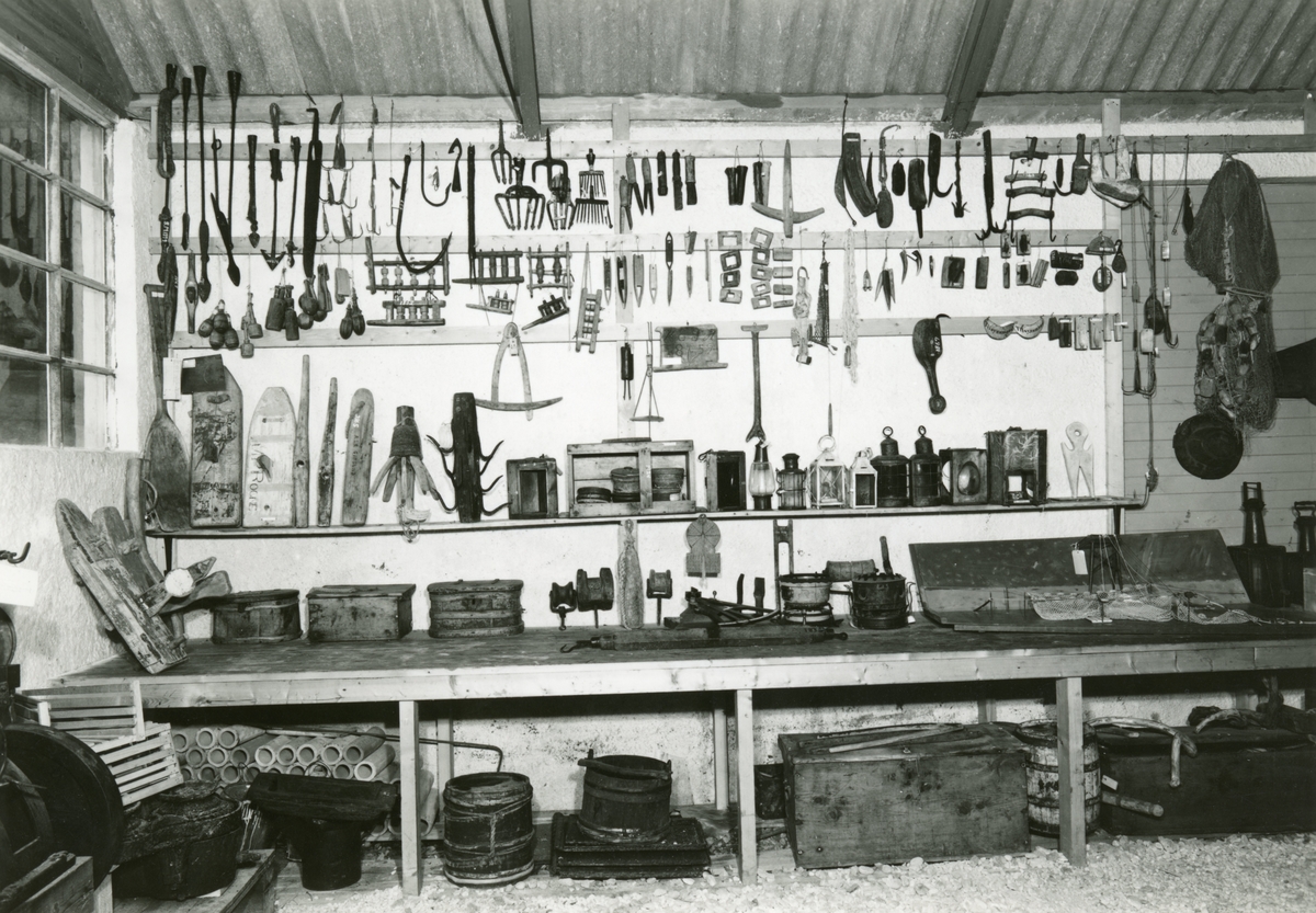 Motiv av diverse båtbyggerverktøy og fiskeredskap fra ei tidligere utstilling i båthallene ved Sunnmøre Museum.