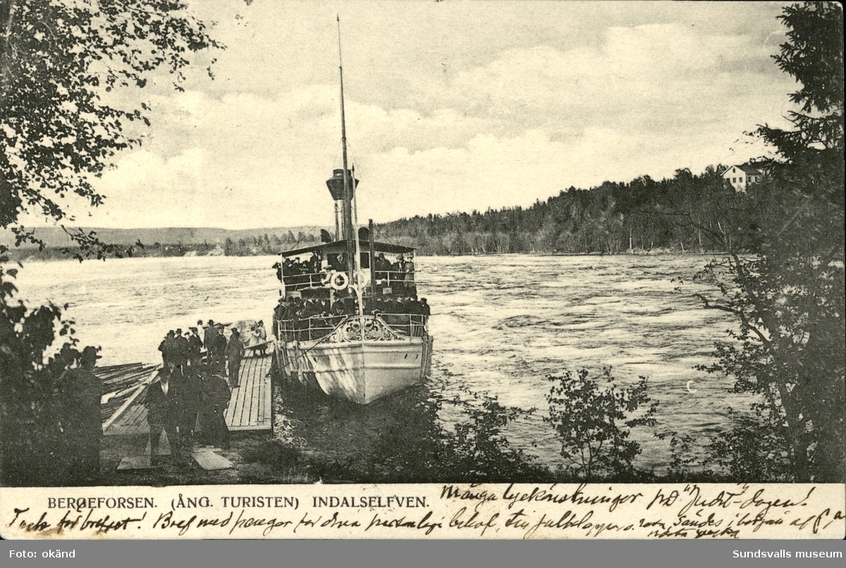 Vykort med motiv över den nedre bryggan i Bergeforsen och ångbåten Turisten som trafikerade Indalsälven.