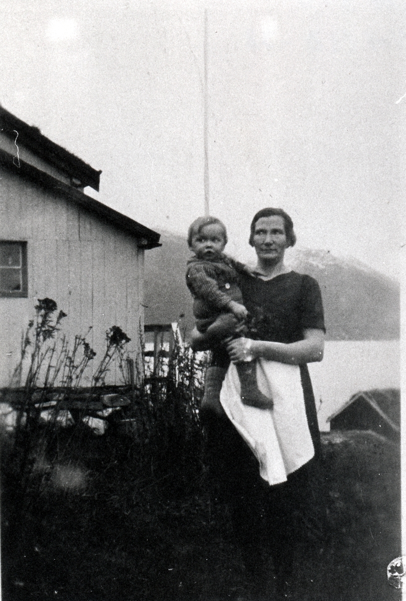 Harry Nygård og en tjenestepike. Medby, Torsken 1930
