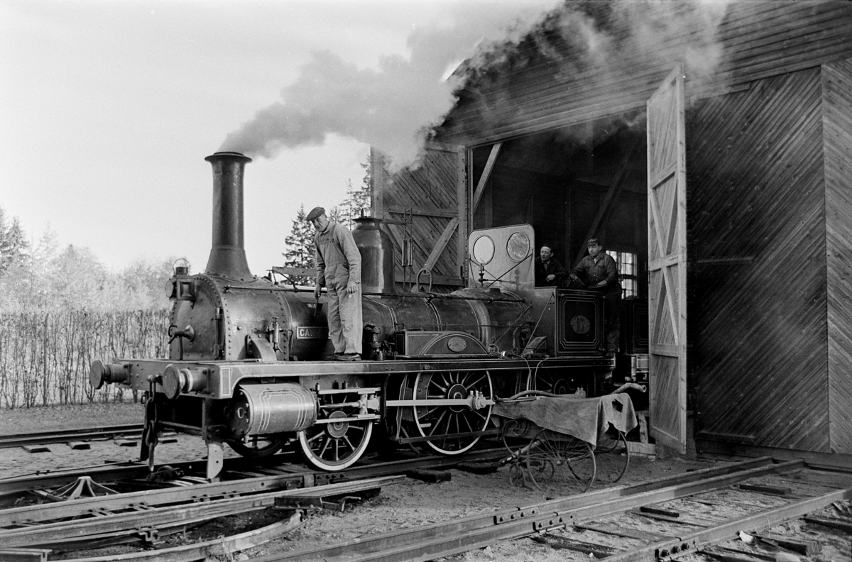 Damplokomotivet Caroline flyttes fra Jernbanemuseet til Hamar Jernbanestasjon under Jernbanedagene 1977.