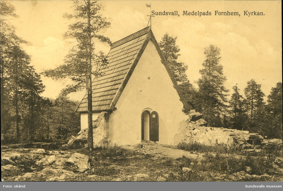 Vykort med motiv över Medelpads fornhem på Norra Stadsberget i Sundsvall med texten: Kyrkan.