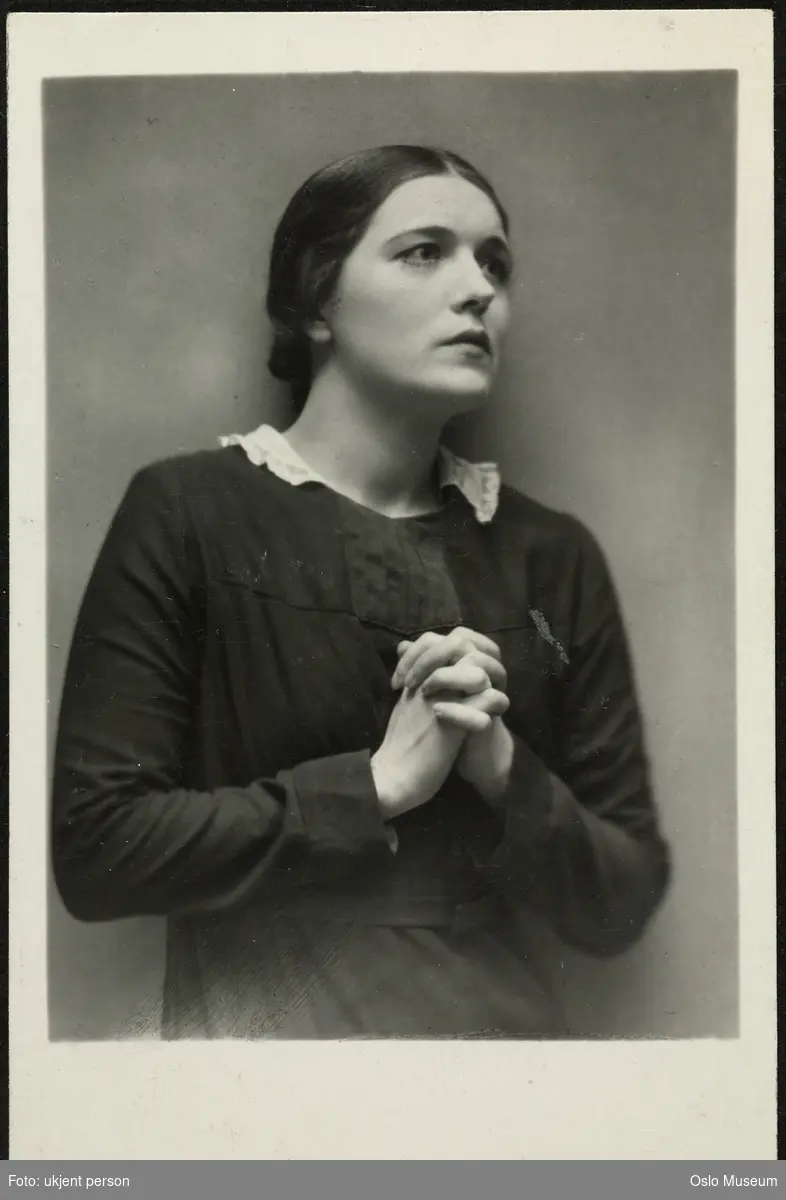 portrett, kvinne, skuespillerinne, rollebilde, Rakel i "Over Ævne" på Nationaltheatret, stående halvfigur, foldede hender