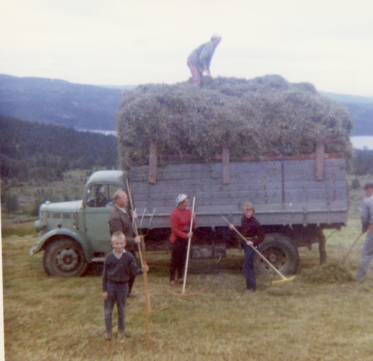 Forkøyring med lastebil frå Røddalen 1966. Lastebilen er ein Bedford, årsmodell 1946-53.
På lasset er Marie Evjen Storebråten.