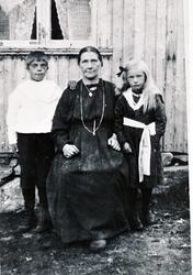 Maren Olsen med barna Karl og Solfrid fra Sifjord i Torsken.